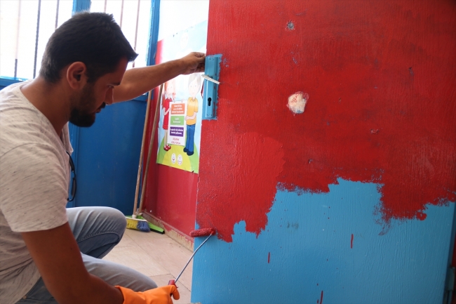 Diyarbakır'da 13 öğretmen köy okulunu boyadı